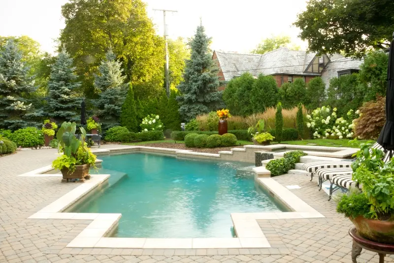 12 ideias de paisagismo em piscina para mudar sua área de lazer!